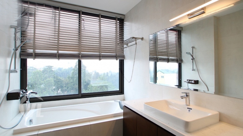 4 beds serviced apartment to rent in Tay Ho with open view