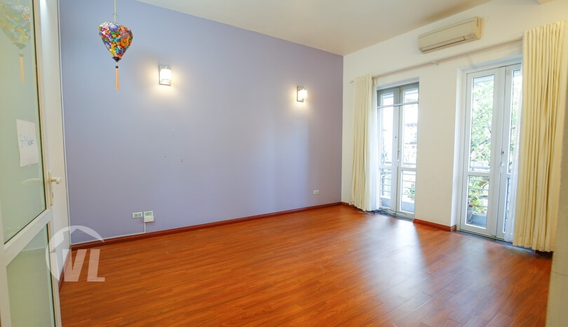 Modern 4 beds 4 baths rental house in Tay Ho with yard