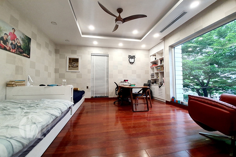 333 Modern furnished corner villa with garden in Vinhomes Riverside Hanoi