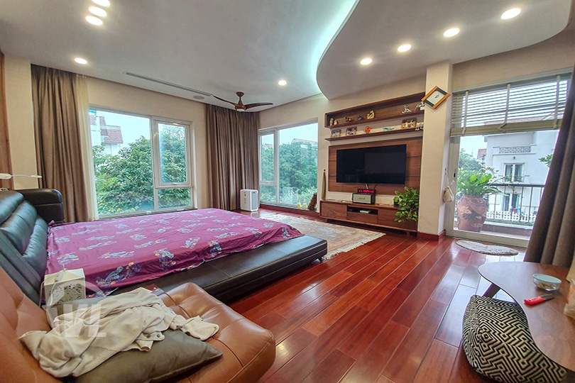 333 Modern furnished corner villa with garden in Vinhomes Riverside Hanoi