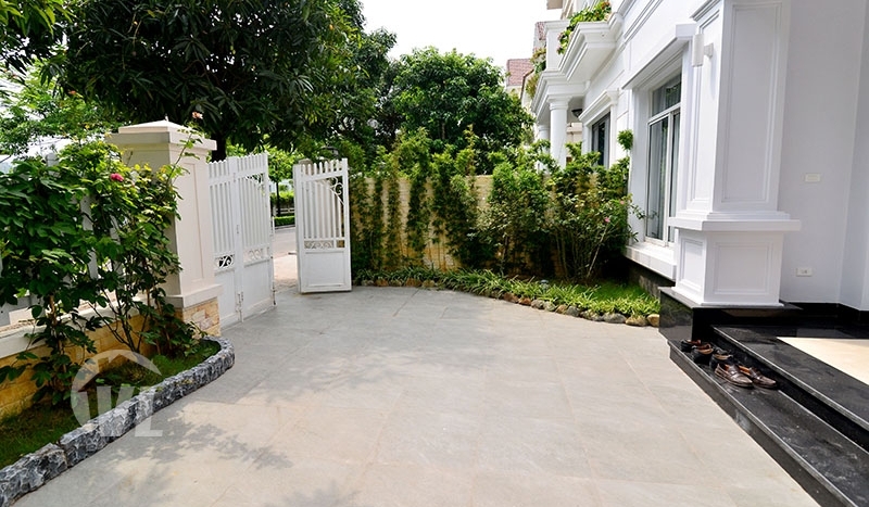 Furnished villa in Vinhomes Riverside for lease next to BIS