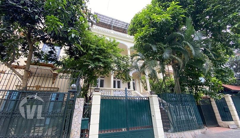 French_style_villa_to_rent_with_yard_in_Tay_Ho