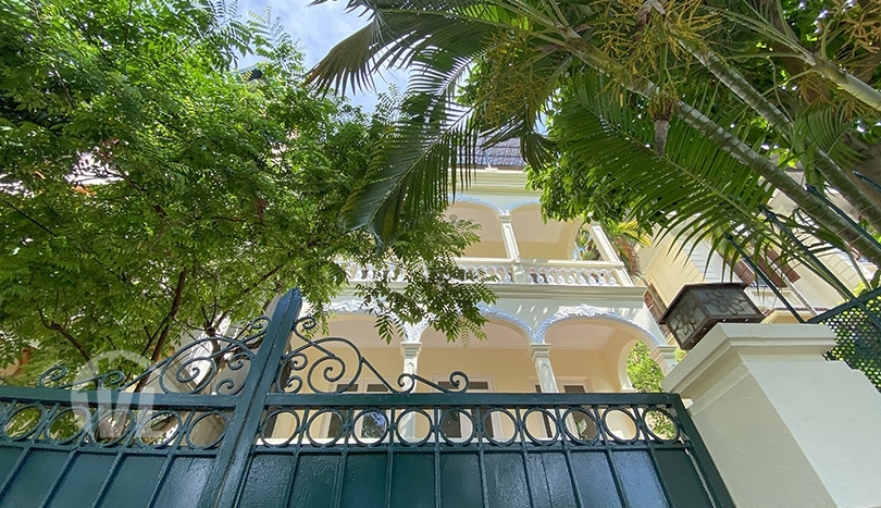 French_style_villa_to_rent_with_yard_in_Tay_Ho