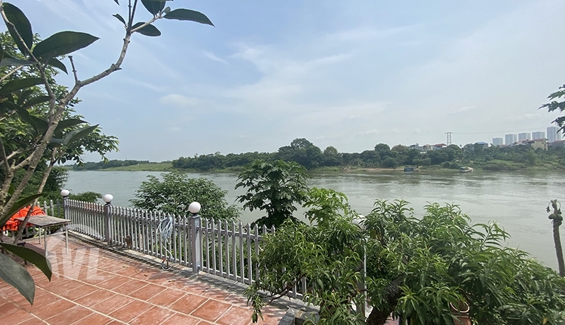 Riverfront house to lease in Long Bien with big garden