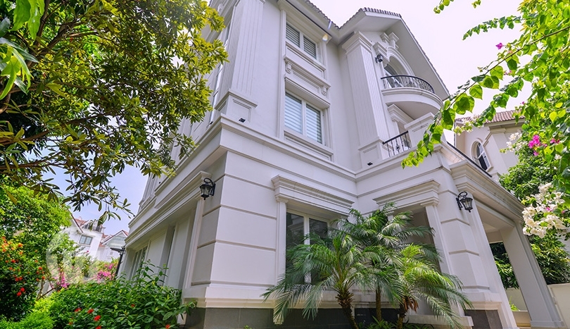 Huge 5 bedroom villa to rent close to BIS in Vinhomes Riverside Hanoi