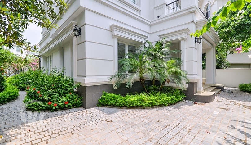 Huge 5 bedroom villa to rent close to BIS in Vinhomes Riverside Hanoi