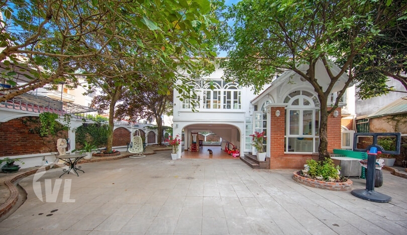 Large villa in Long Bien to rent with 300 sq m garden