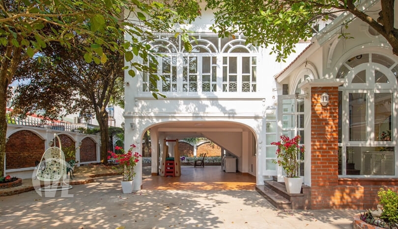 Large villa in Long Bien to rent with 300 sq m garden