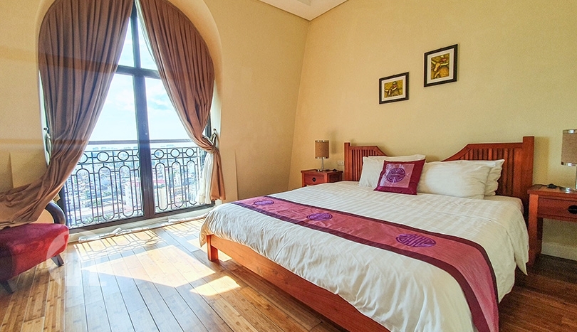 Spacious 3 bed flat to lease in Hoan Kiem with high ceiling and city view