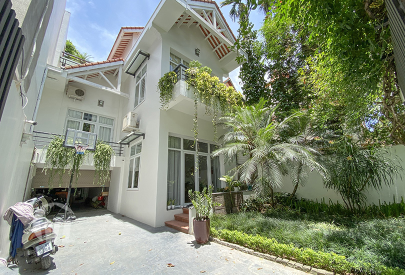 333 Unique large 5 bedroom villa with garden in Tay Ho for rent