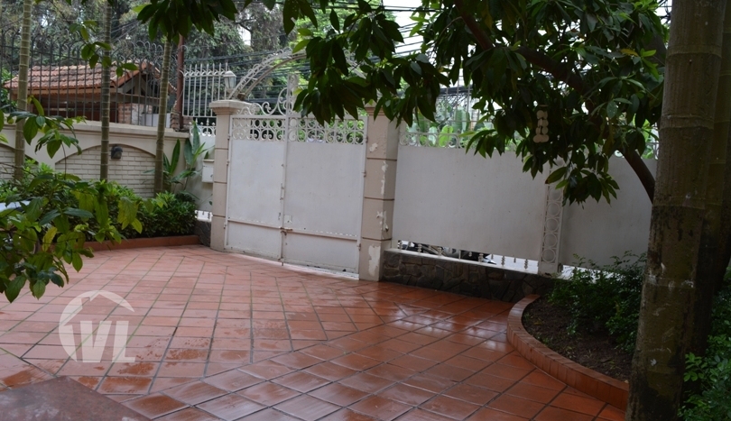 3 bedrooms villa with large yard to rent in Tay Ho district