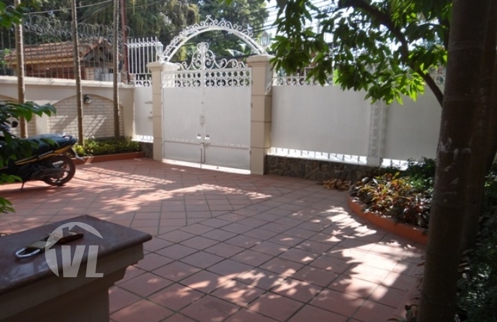 3 bedrooms villa with large yard to rent in Tay Ho district