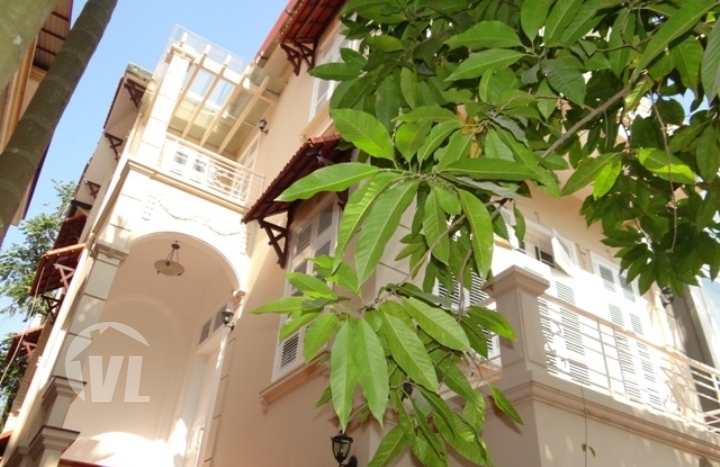 3 bedrooms villa with large yard to rent in Tay Ho district