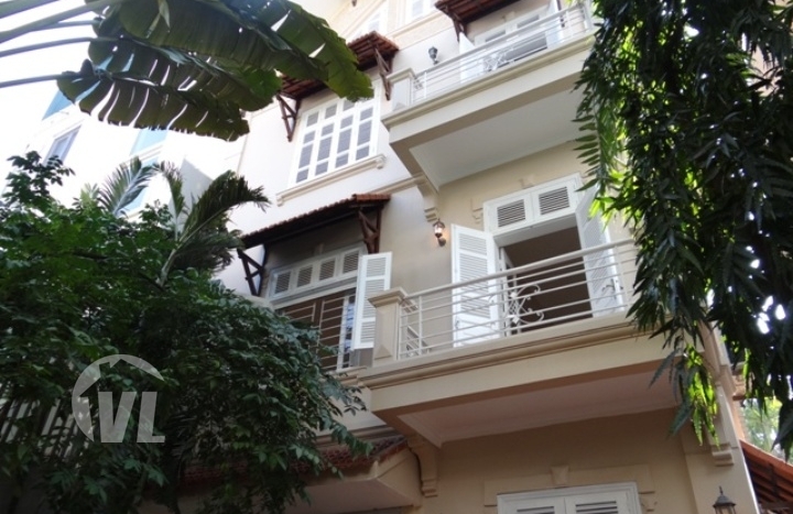 3 bedrooms villa with large yard to rent in Tay Ho district