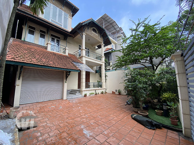 222 Large 5 beds villa with big yard in Tay Ho district