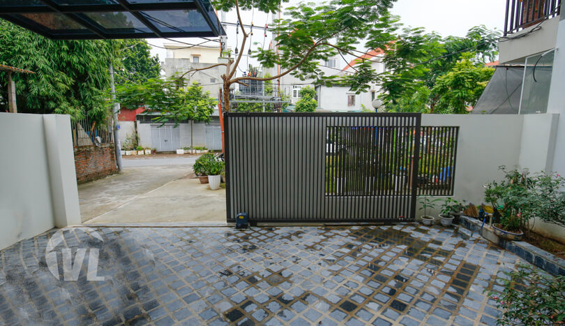 Modern 3 beds house to rent close to LFAY in Long Bien