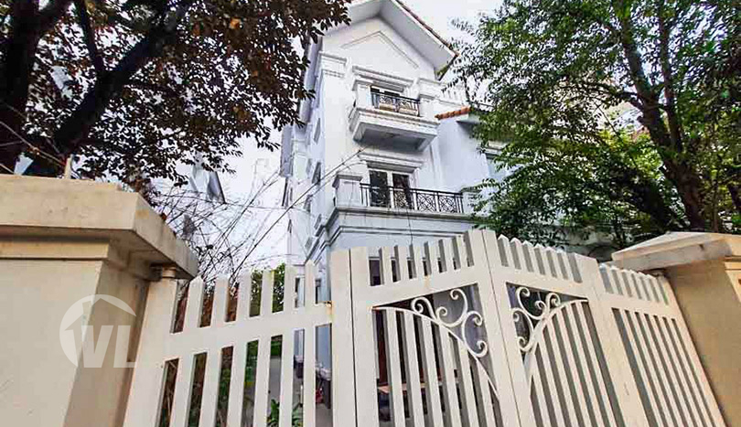 4 beds house to lease close to BIS in Vinhomes Riverside