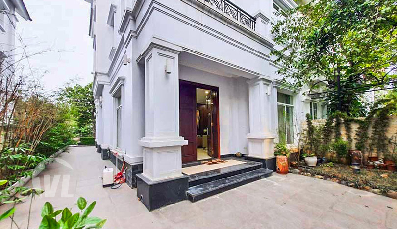 4 beds house to lease close to BIS in Vinhomes Riverside