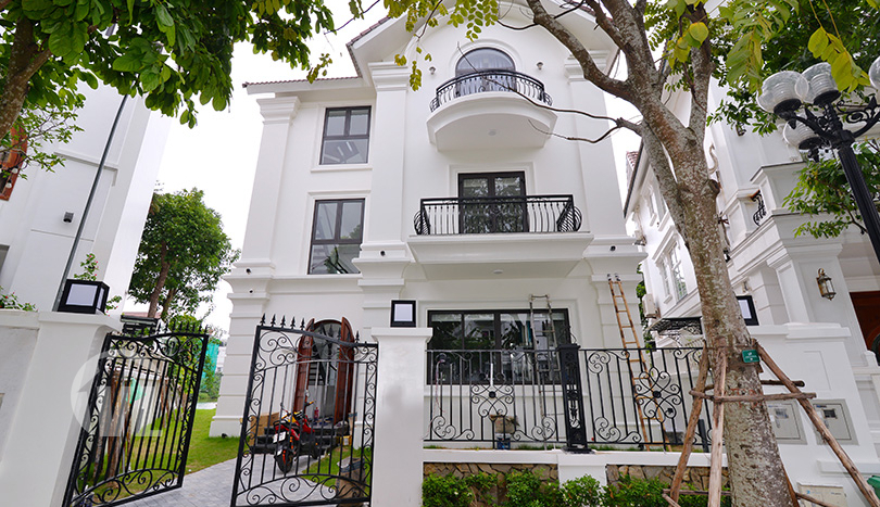 Brand new detached villa to lease in Vinhomes Riverside Hanoi