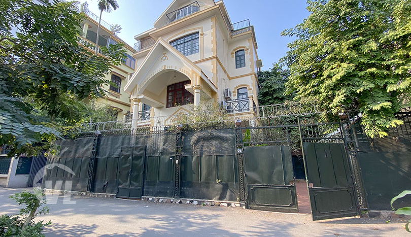 Large pool house to rent in Xom Chua area Tay Ho district