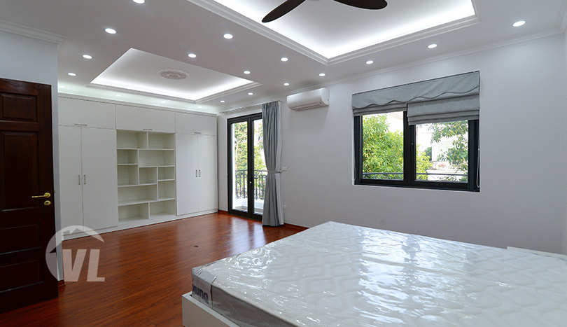 Modern and brand-new furnished Vinhomes Riverside villa to lease