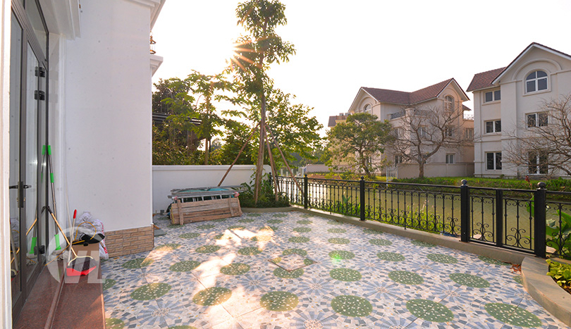 Modern and brand-new furnished Vinhomes Riverside villa to lease