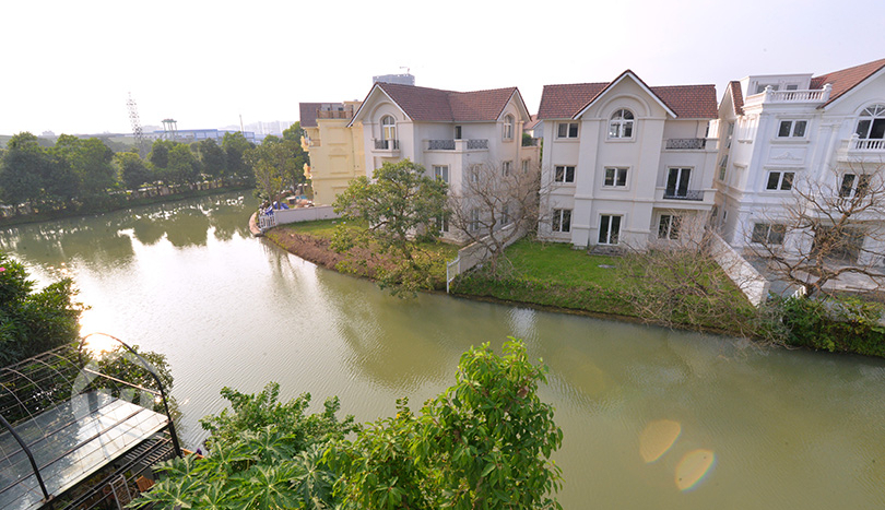 Modern and brand-new furnished Vinhomes Riverside villa to lease