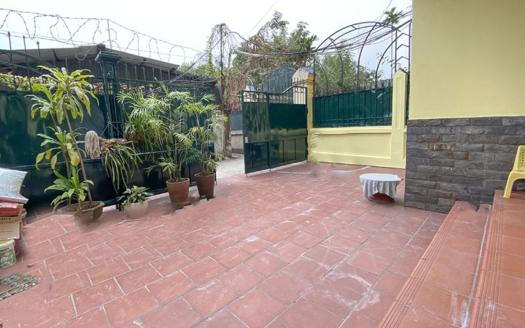 Courtyard 4 bedroom house in Tay Ho with car access
