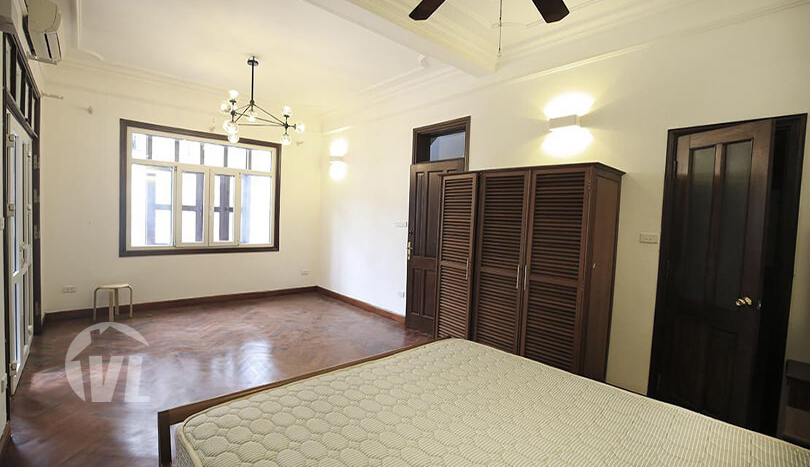 Renovated 5 beds house to rent in Tay Ho area