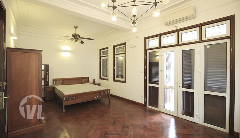 Renovated 5 beds house to rent in Tay Ho area