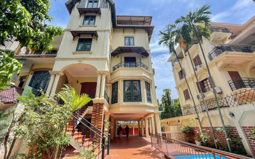 Large 5 bed villa with pool to rent in Tay Ho