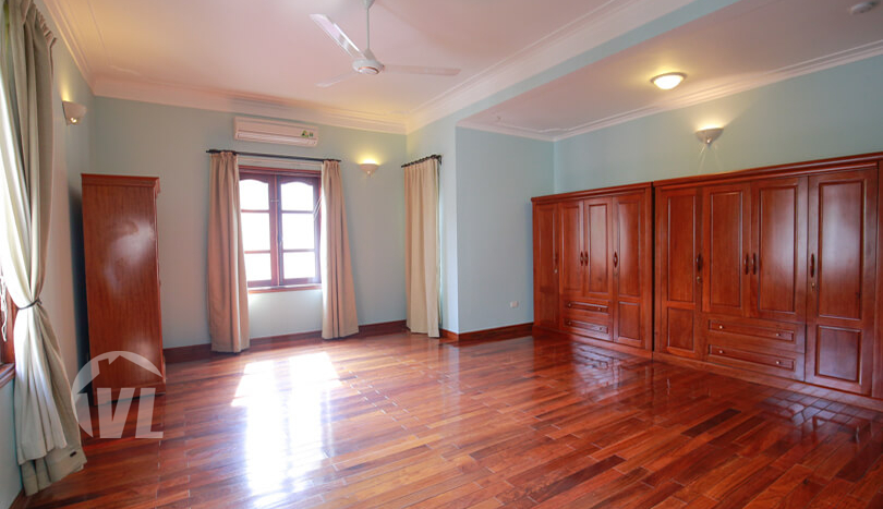 Large 5 bed villa with pool to rent in Tay Ho