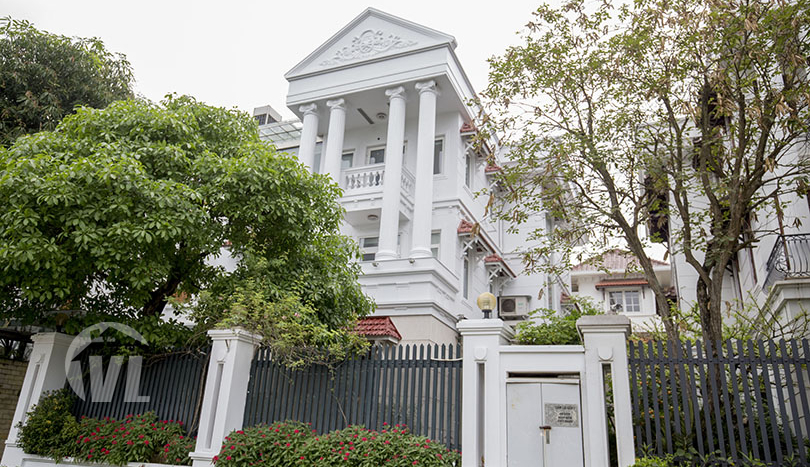 Large partly furnished villa to rent in Ciputra close to UNIS