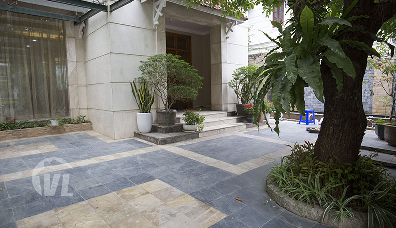Large partly furnished villa to rent in Ciputra close to UNIS