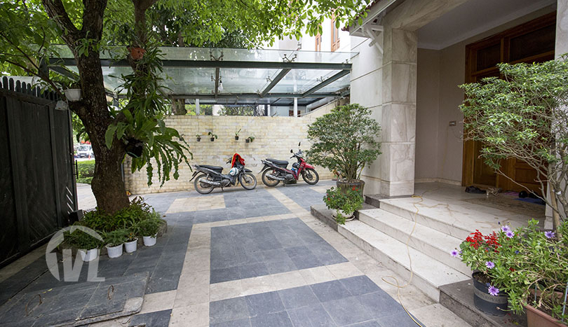 Large partly furnished villa to rent in Ciputra close to UNIS