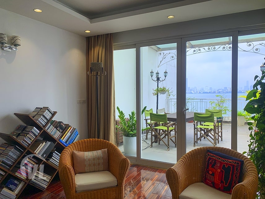 333 Large 3 bedroom apartment with private terrace facing the West Lake
