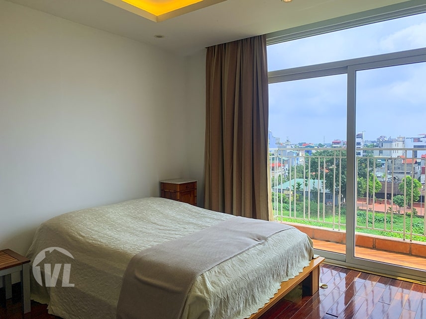 333 Large 3 bedroom apartment with private terrace facing the West Lake