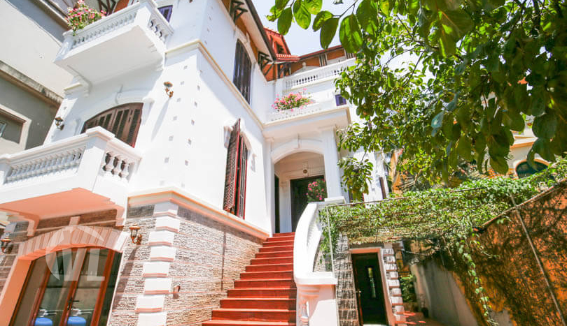 Large garden pool villa to rent in Tay Ho close to the West Lake