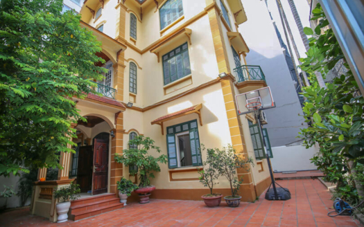 Unfurnished 4 bedroom house in Tay Ho Ha Noi with big front yard