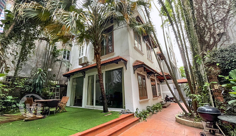 Villa with garden to lease in Tay Ho close to the West Lake
