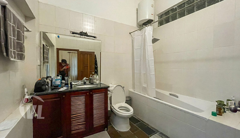 Villa with garden to lease in Tay Ho close to the West Lake