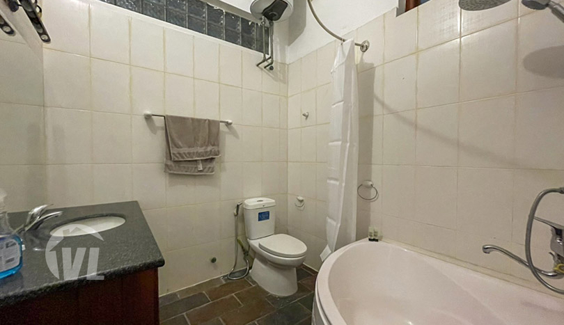 Villa with garden to lease in Tay Ho close to the West Lake