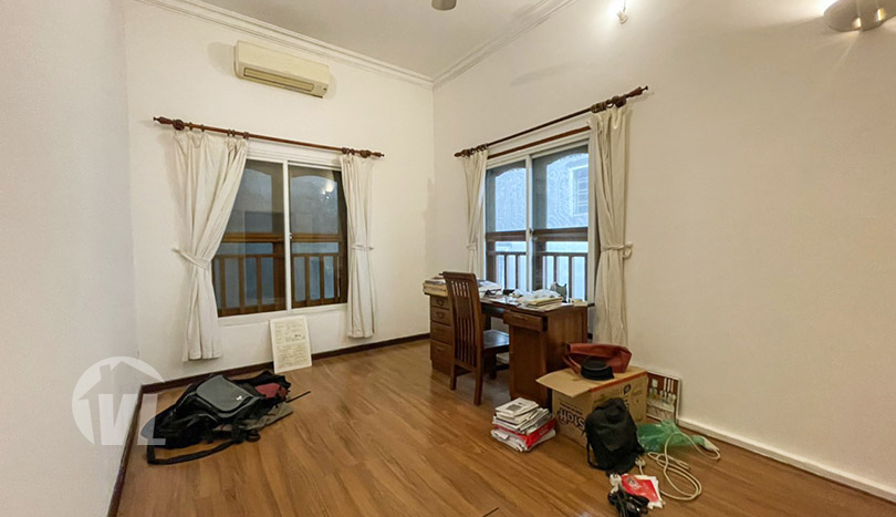 Villa with garden to lease in Tay Ho close to the West Lake