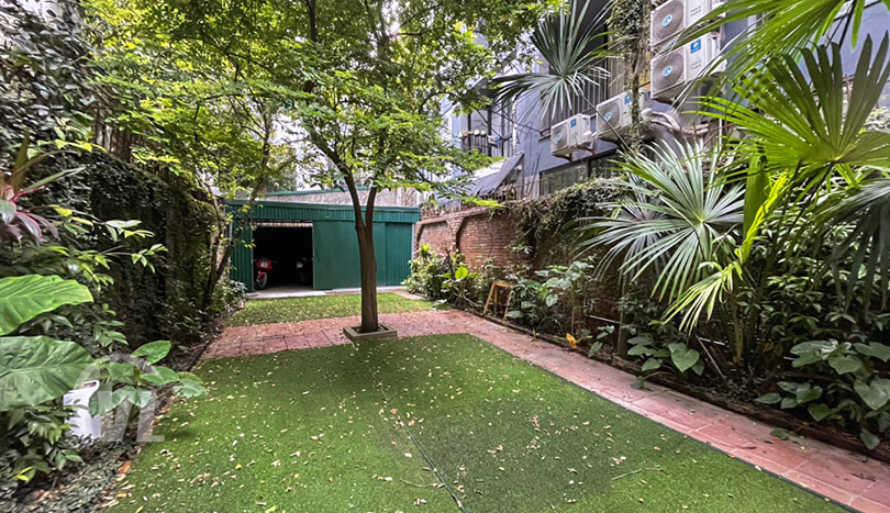 Villa with garden to lease in Tay Ho close to the West Lake