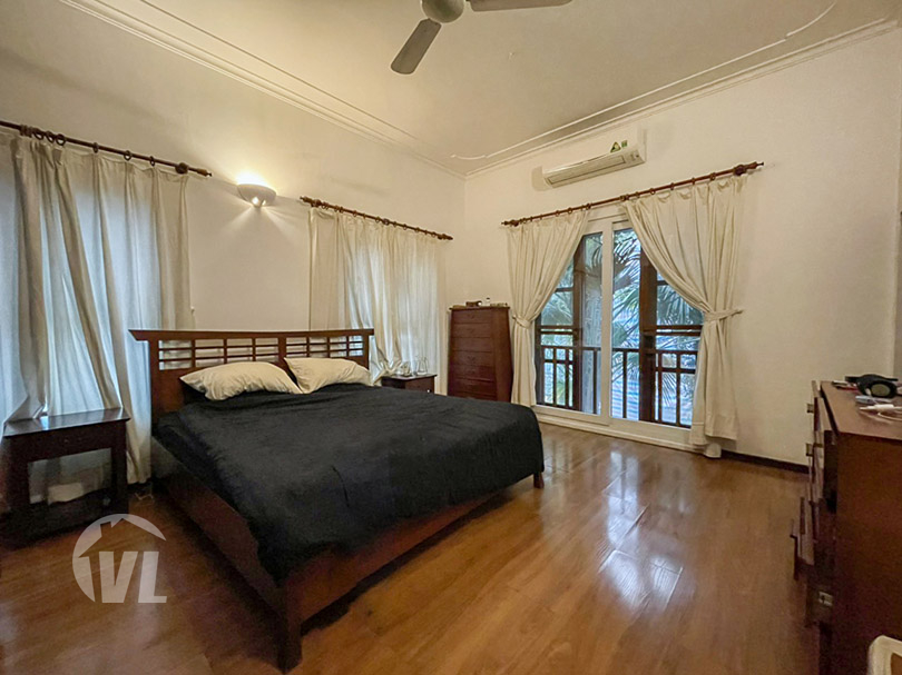 333 Villa with garden to lease in Tay Ho close to the West Lake