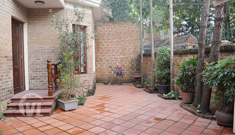 Fully furnished house with large yard to rent in Tay Ho