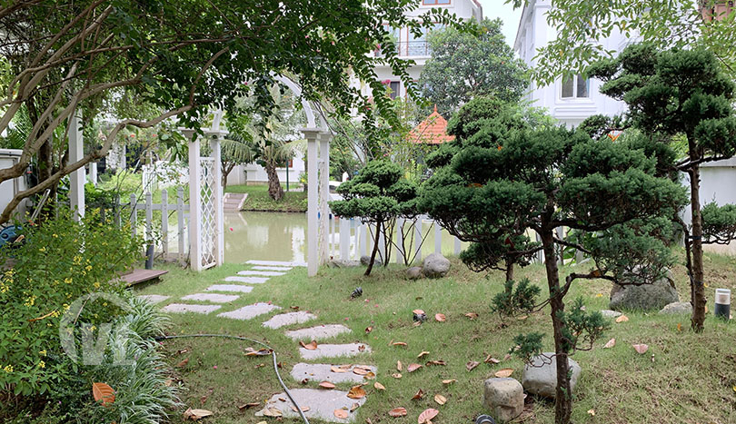 Furnished house with garden to rent in Vinhomes Riverside Hanoi