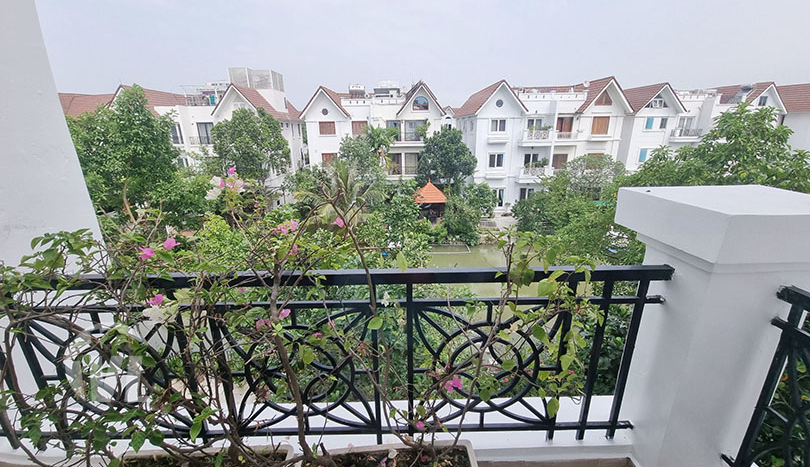 Furnished house with garden to rent in Vinhomes Riverside Hanoi