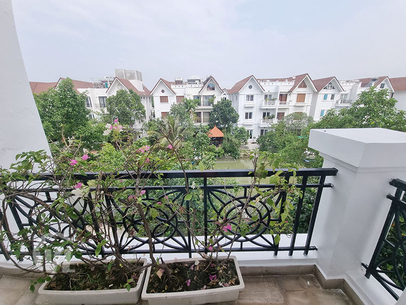 333 Furnished house with garden to rent in Vinhomes Riverside Hanoi