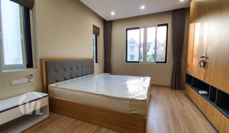 Brand-new furnished Vinhomes Riverside villa to lease on Hoa Sua